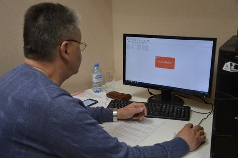 Председатель ГЭК Мокрушин А.И. на рабочем компьютере открывает презентацию студента