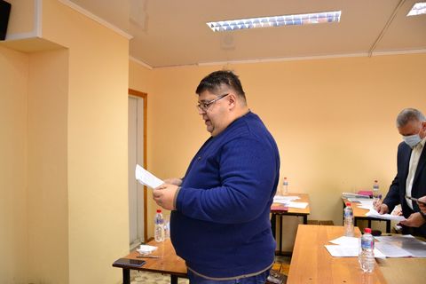 Председатель ГЭК Разживин Эдуард Анатольевич зачитывает оценки